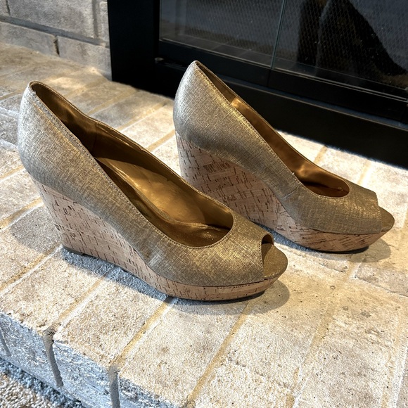 Nine West gold platform wedges, 7.5 - Picture 2 of 13
